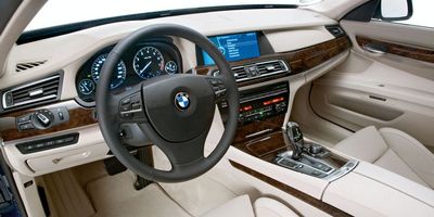 Водительское место BMW 760Li абсолютно эргономично