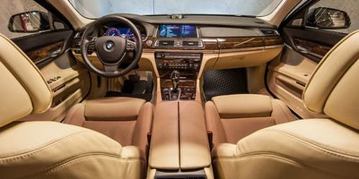 Интерьер седана BMW 740Li xDrive 2016