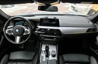 Передний ряд BMW 530e iPerformance
